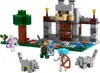 A LEGO Minecraft playset featuring a wolf-shaped fortress, a tree, a skeleton figure, a wolf figure, and a character holding a shield. Produktbild-Vorschau