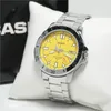 A Casio watch is displayed on a white cushion, with a black Casio branded bag in the background. Voir les images du produit