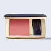 A close-up, studio shot of an open Estée Lauder blush compact with a brush. Anteprima dell’immagine prodotto