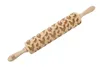 A wooden rolling pin with an engraved poultry pattern. Voir les images du produit