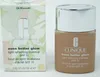 A box of Clinique Even Better Glow Light Reflecting Makeup SPF 15 and the bottle of the makeup are shown side-by-side against a white background. Voir les images du produit