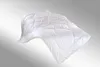 A white comforter is shown floating against a gradient background. Anteprima dell’immagine prodotto