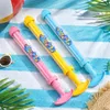 Drei bunte Wasserpistolen, Pink, Gelb und Blau, liegen auf einem gestreiften Strandtuch, umgeben von Strandzubehör wie Produktbild-Vorschau