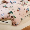 A close-up view of pink children's bedding with a sloth and palm tree pattern. Produktbild-Vorschau