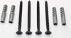 Four black screws and three gray wall plugs arranged on a white background. Anteprima dell’immagine prodotto