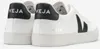 A pair of white VEJA sneakers with black accents. Produktbild-Vorschau
