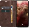 A brown leather flip case for a smartphone, with cards and cash inserted, is shown next to the smartphone displaying its screen. Produktbild-Vorschau