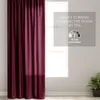 A burgundy velvet curtain is shown hanging next to a window. A graphic overlay provides information about the curtain's room-darkening capabilities. Produktbild-Vorschau