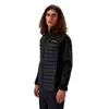 Mann trägt die isolierte Vaskye Hybrid-Kapuzenjacke von Berghaus; schwarz; mit gestepptem Oberteil und glattem Unterteil. Produktbild-Vorschau