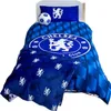 A Chelsea FC themed bedding set including a duvet cover, pillowcase, and a throw blanket, with a decorative soccer ball on top. Produktbild-Vorschau