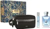 A Versace Pour Homme gift set including a toiletry bag, a travel-sized perfume, and a full-sized perfume bottle, presented on a white background. Produktbild-Vorschau