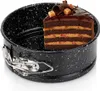 A slice of chocolate cake is placed inside a black springform pan with a speckled granite coating. Anteprima dell’immagine prodotto