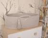 Lit pour bébé Boho fait main beige clair avec matelas Voir les images du produit 12