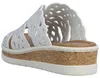 Das Bild zeigt einen flachen weißen Schuh der von der Seite betrachtet wird. Der Schuh hat eine schlichte Form und bietet eine moderne Ästhetik. Náhled obrázku produktu