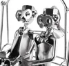 A close-up view of a metal sculpture of a couple sitting on a swing. Anteprima dell’immagine prodotto