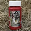 A red bottle of hoof solution is placed on a bed of hay. Produktbild-Vorschau