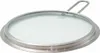A close-up, studio shot of a round glass lid with a metal rim and handle. Anteprima dell’immagine prodotto