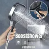 Silberner und schwarzer BoostShower-Duschkopf, der Wasser sprüht, von einer Hand gehalten, mit Nahaufnahme des einstellbaren Sprühknopfs Náhľad obrázku produktu