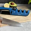 A knife sharpener is shown on a wooden cutting board, with a lemon and avocado in the background. Produktbild-Vorschau