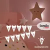 A child's bedroom with a star-shaped LED night light mounted on the wall, and a banner with the words "SWEET DREAMS" hanging in front of a bed. Náhled obrázku produktu