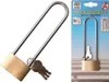 A product shot of a long shackle padlock and its packaging, showing product details and specifications. Anteprima dell’immagine prodotto