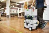 A person is walking through a workshop, pulling a stack of toolboxes on wheels. Anteprima dell’immagine prodotto