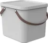 A light gray storage bin with a lid and brown handles is shown against a white background. Voir les images du produit