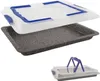 A baking tray with a transparent lid and blue handles, shown from a slightly elevated angle. A smaller inset image shows the lid with its handles in an upright position. Anteprima dell’immagine prodotto