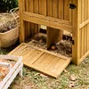 A wooden chicken coop with straw and eggs inside, placed on grass. Anteprima dell’immagine prodotto