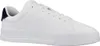A white sneaker with navy and burgundy accents on the heel. Voir les images du produit