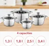 A set of four stainless steel pots with glass lids are displayed on a wooden surface, with a kitchen background. Below the pots, text indicates "4 capacities" and circles show capacities of 1.3 l, 1.8 l, 2.5 l, and 3.4 l. Anteprima dell’immagine prodotto