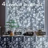 A wall decorated with a string of white LED lights, showcasing different brightness levels. Produktbild-Vorschau