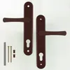 Two brown door handles with escutcheons and mounting hardware are displayed against a white background. Anteprima dell’immagine prodotto