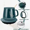 A teal mug with a lid and spoon sits on a black and teal mug warmer. Inset circles highlight features of the mug and warmer. Produktbild-Vorschau