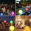 Vier Lifestyle-Szenen mit leuchtenden LED-Lichtkugeln in verschiedenen Farben: Blau, Lila, Weiß, Rot, Pink, Grün, Gelb und Orange Anteprima dell’immagine prodotto