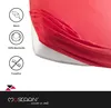 A close-up of a red fitted sheet on a mattress, with icons and text describing its features. Produktbild-Vorschau