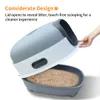 A hand is shown opening the lid of a cat litter box to reveal the litter inside. Anteprima dell’immagine prodotto