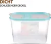 A clear, studio shot of a transparent food storage container with a turquoise lid, set against a white background. Anteprima dell’immagine prodotto