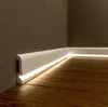 Weiße LED Sockelleiste 240 cm aus hochwertigem Polymer, moderne Fußleiste für stilvolle Boden- und W Anteprima dell’immagine prodotto