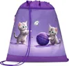 A drawstring bag with a cartoon illustration of two kittens playing with a ball of yarn. Produktbild-Vorschau