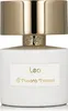 A close-up studio shot of a white perfume bottle with a gold cap. Anteprima dell’immagine prodotto