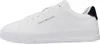 A side view of a white Tommy Hilfiger sneaker. Voir les images du produit