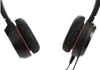 A close-up view of two earcups of a headset against a white background. Voir les images du produit