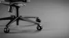 Close-up of the base and wheels of a black gaming chair. Anteprima dell’immagine prodotto