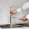 A person is using a Quooker tap to fill a bowl with boiling water. Anteprima dell’immagine prodotto