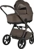 A brown stroller is shown from a front-side angle against a white background. Náhled obrázku produktu