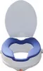 A white and blue toilet seat riser with the lid up, shown from the front. Anteprima dell’immagine prodotto
