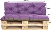 A purple and gray tufted cushion set is placed on a wooden pallet, with dimensions indicated by arrows and text. Produktbild-Vorschau