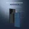 Marketing image showing two phone cases for a Samsung Galaxy S23 Ultra, one black and one blue, with text describing camera protection features. Anteprima dell’immagine prodotto