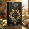 Sitia Premium Gold 0,2 % Olivenöl 3L Kanister auf Holzbrett Produktbild-Vorschau
